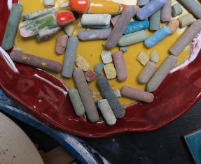 Elementos para pintar durante un taller de la FUGA