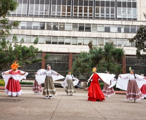 Personas en danza durante actividad de la FUGA