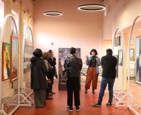 Personas en una exposición de la FUGA