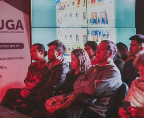 Personas en un conversatorio de la FUGA