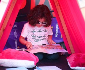Persona leyendo en una actividad de la FUGA