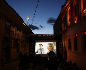 Pantalla de cine en la calle 10