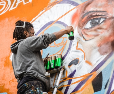 FUGA joven haciendo graffiti