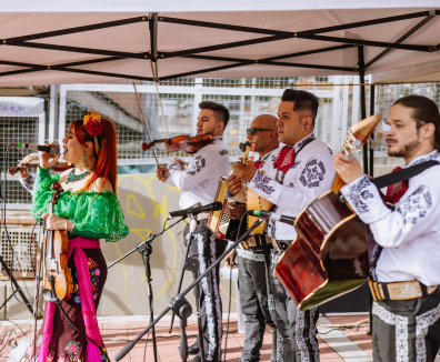 Músicos durante un show de la FUGA