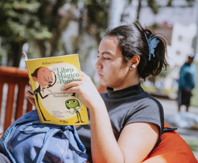 Persona Leyendo Un Libro de Pombo