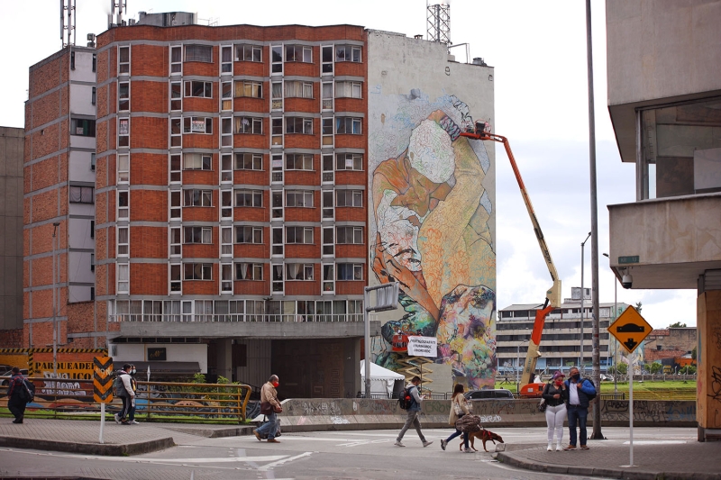 Se revive “El beso de los invisibles”, símbolo de amor en el centro de Bogotá