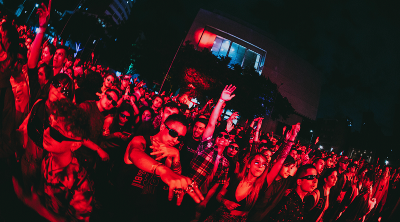 fotografía DE FIESTA ELECTRONICA EN PLAZA TADEO