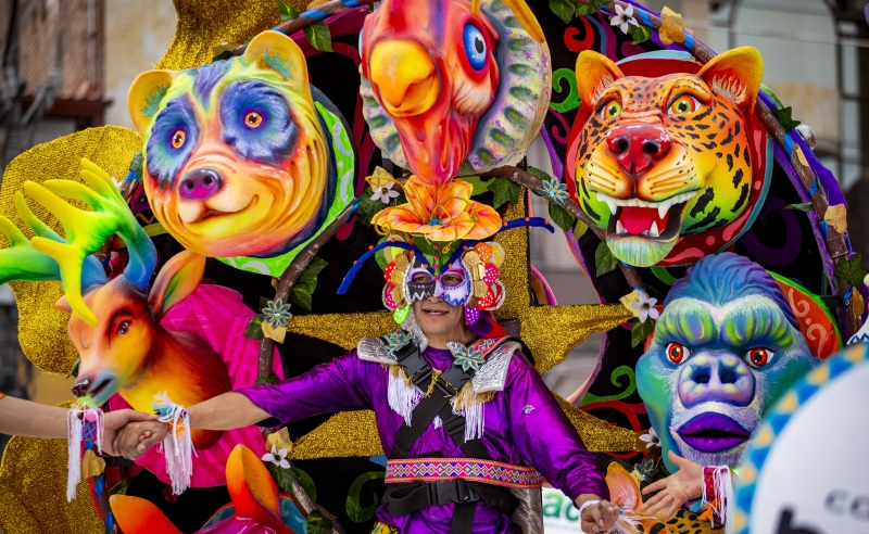 ¡El centro de Bogotá se viste de fiesta con el Carnaval de Negros y Blancos!