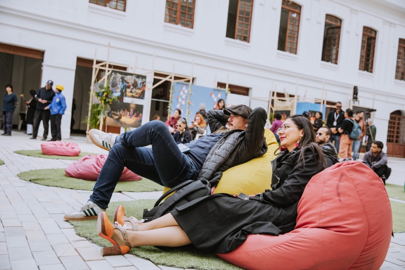 Personas acostadas en puffs durante actividad de la FUGA