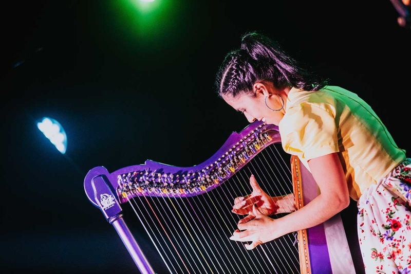 mujer tocando arpa FUGA