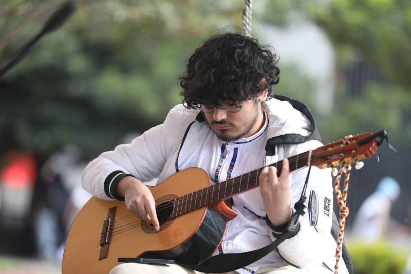 Persona tocando guitarra en una actividad de la FUGA