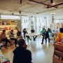 Grupo de personas leyendo en actividad de la FUGA