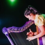 mujer tocando arpa FUGA