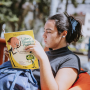Persona Leyendo Un Libro de Pombo