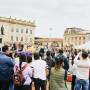Personas viendo una actividad en la plaza de Bolívar 