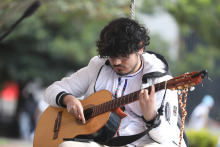 Persona tocando guitarra en una actividad de la FUGA