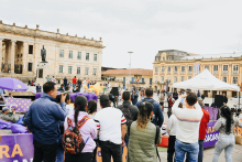 Personas viendo una actividad en la plaza de Bolívar 