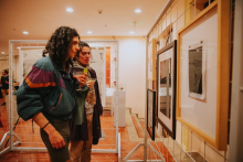 Persona en una exposición de la FUGA